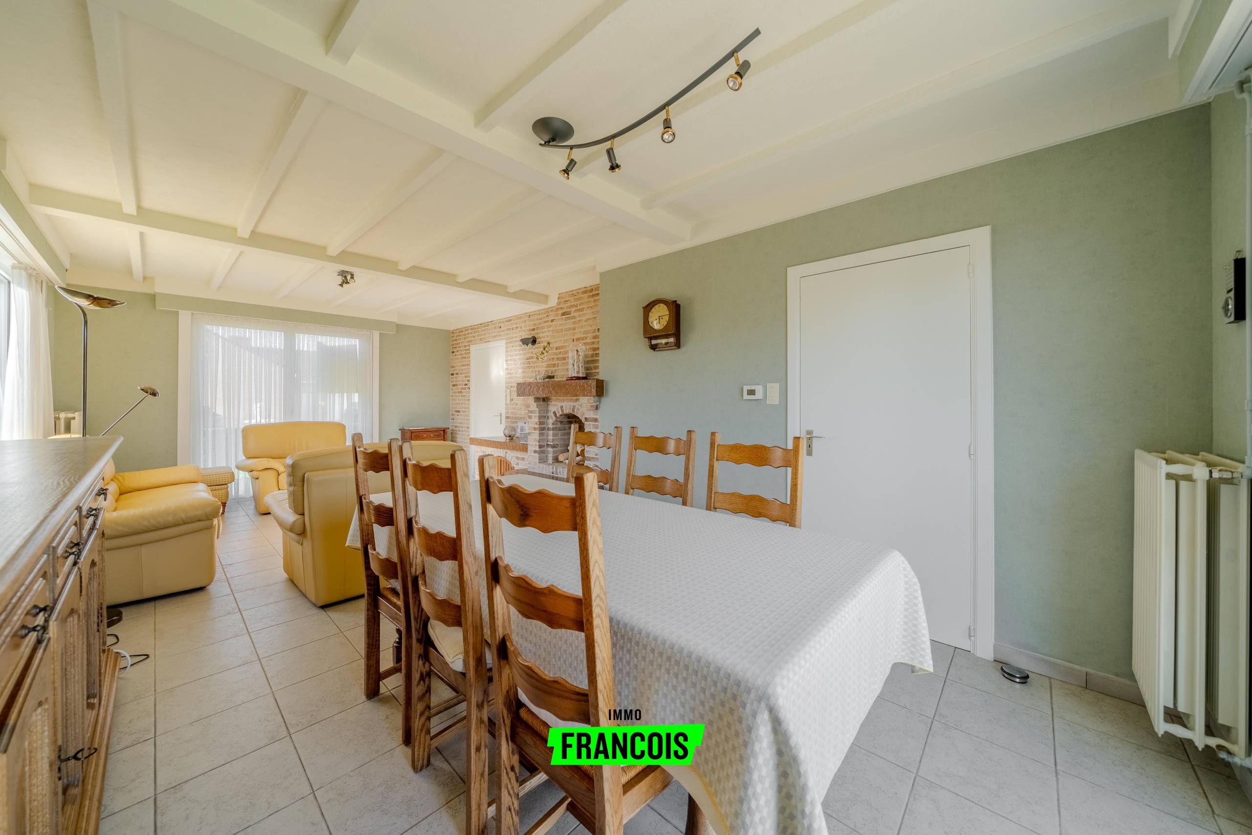 Rustig gelegen gezinswoning met 4 slaapkamers en zonnige tuin in hartje Merkem te koop! - foto 4