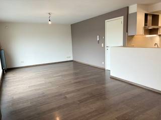BEZOEK AANVRAGEN ENKEL MOGELIJK VIA VOLGENDE LINK: <br />https://verlinden.mijnhuurprofiel.be/property/d8d00231-935b-4917-911c-5f62654bdea3<br /><br />Dit ruime, energiezuinige appartement met 2 slaapkamers, een groot terras en een autostaanplaats bevindt zich in een kleinschalige residentie, op wandelafstand van het centrum.<br /><br />Via de inkomhal, uitgerust met een gastentoilet en ruimte voor een vestiairekast, kom je in de lichte woonkamer met open keuken. De keuken is volledig ingericht met een oven, elektrische kookplaat, afzuigkap, koelkast, vaatwasser, dubbele spoelbak en voldoende opbergruimte. Aansluitend aan de keuken bevindt zich een praktische (was)berging.<br /><br />De nachthal biedt toegang tot de 2 slaapkamers, de badkamer en een technische berging. De badkamer is volledig betegeld en beschikt over een ruime inloopdouche en een wastafel geïntegreerd in een meubel.<br /><br />Het zuidgerichte terras, toegankelijk via een schuifraam in de woonkamer, is perfect om te genieten van zonnige dagen.<br /><br />Extra troeven zijn de handige kelderberging en een autostaanplaats achteraan het perceel.<br /><br />Huurprijs: €950 /maand | gemeenschappelijke kosten: € 25 | beschikbaar vanaf: 01/11/2026| EPC: 84 kWh/m² (label A)