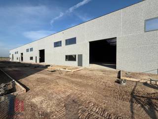 Gloednieuwe KMO-unit te huur met een oppervlakte van 500 m², gelegen te Evergem. De ligging zorgt voor een uitstekende bereikbaarheid, op slechts 1...