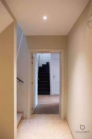<p><span>Aangenaam duplex appartement met ruim zonneterras in het centrum van Schilde. </span></p><p><span>Dit appartement op de eerste verdieping, met een tweede ruime (slaap)kamer op de tweede verdieping, is gelegen op een zeer centrale locatie, in de nabijheid van winkels, bushalte, wandel- en fietspaden,…. <br />De ruime inkomhal, met inbouwkasten, geeft toegang tot het gastentoilet en een berging met aansluiting wasmachine/droogkast.</span></p><p><span>De mooie leefruimte (40 m²) geeft uit op het groot terras achteraan (26m²) met vrij uitzicht. Keuken (13 m²) kwalitatief ingericht (oven, inductievuur, koelkast, afwasmachine). </span></p><p><span>De badkamer (7 m²) is nieuw met bad en douche. Twee ruime slaapkamers (20 m² + 18 m²) ingericht met maatkasten.<br />Het is een gezellig, functioneel appartement, met overwegend massieve strokenparket franse eik (keuken: getrommelde arduintegels; WC: marmer; berging: keramische tegels; binnentrap blauwe hardsteen).<br />Op -1 bevindt zich een ruime privatieve kelderberging (5 m²) en een gemeenschappelijke fietsenstalling. <br />Via de inrit in de aanpalende zijstraat, heeft men toegang tot de autostaanplaats (+100€/m) in de garage met automatische toegangspoort en toegang tot de lift. <br />Maandelijkse gemeenschappelijke kosten +100€/m (verbruik & onderhoud gemeenschappelijke delen, lift).</span></p><p><span>Een aanrader, plan uw bezoekje!</span></p>
