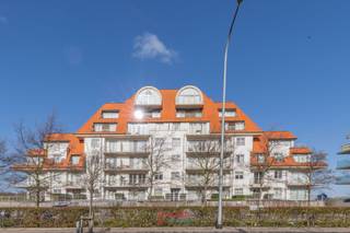 Super appartement met 1 slaapkamer én zuid-west oriëntatie! De zonnekloppers onder jullie gaan hier volledig hun gading in vinden!<br />Inkomhal met berging; afzonderlijk toilet; douchekamer met enkele wastafel en inloopdouche; 1 slaapkamer; lichtrijke woonkamer met mooie, open keuken; zonneterras. <br />Gemeubeld én kelder nr. 23 incluis. Gelegen nabij de gekende wandel- en fietspromenade. <br />150 EUR voorschot syndicuskosten (verwarming en water incluis).<br />EPC = 241 