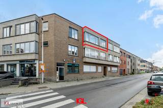 Immo Groot Leeuw stelt u dit mooie appartement gelegen op 2e verdiep met 2 ruime slaapkamers voor. Beschikkende over een mooie woonkamer,...