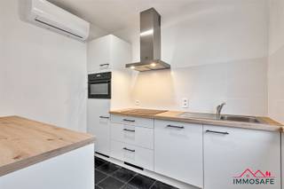 <p><span> </span></p><p><span>Gezellig appartement met EPC label A in Burcht</span></p><p><span> </span></p><p><span>Uw plekje aan de Schelde Oevers! </span></p><p><span>Dit ruime appartement met 2 slaapkamers op de 1ste verdieping biedt alles voor comfortabel wonen of als investering.</span></p><p><span> </span></p><ul><li><span>Ruime woonkamer met veel natuurlijk licht</span></li><li><span>Mogelijkheid tot het aankopen van een garage</span></li><li><span>Nieuwe keuken nog te installeren, maar inbegrepen in deze verkoopprijs</span></li><li><span>Energiezuinig: 7 zonnepanelen en een warmtepomp wat een interessant EPC label A geeft</span></li><li><span>Rustige, groene omgeving met voorzieningen zoals treinstation, sportpark De Wallen en busverbindingen naar Sint-Niklaas en Antwerpen</span></li><li><span>Perfect als investering: sinds september 2008 verhuurd</span></li></ul><p><span> </span></p><p><span>Mis deze kans niet om dit appartement uw nieuwe thuis te maken of als winstgevende investering! </span></p><p><span>Maak snel een afspraak voor een bezichtiging via 09 367 90 67 of <span>immosafe@immosafe.be</span></span></p><p><span> </span></p><p><span> </span></p>