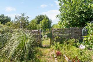 <p>Volledig gerenoveerde woning – Modern comfort en uitstekende energieprestaties<br /><br />Gelegen in een bijzonder gegeerde straat in Luingne, wacht deze charmante woning, volledig gerenoveerd met kwalitatieve materialen, op haar nieuwe eigenaars. Hier zijn geen werken meer nodig: u hoeft enkel uw meubels te plaatsen en meteen te genieten van het comfort van een recente renovatie.<br /><br />Bij het binnenkomen ontdekt u een uitnodigende inkomhal die leidt naar een ruime en lichtrijke leefruimte met open indeling en een grote, volledig uitgeruste keuken met eethoek. Op het gelijkvloers bevinden zich eveneens een moderne badkamer met bad en douche, een apart toilet, een kelder en een polyvalente ruimte die perfect kan dienen als bureau, thuiswerkruimte of speelkamer.<br /><br />Op de eerste verdieping geeft de nachthal toegang tot twee mooie slaapkamers met aangename volumes.<br /><br />Op de tweede verdieping werd de zolder volledig ingericht als een ruime extra slaapkamer.<br /><br />Buiten geniet u van een aangenaam terras en een volledig omheinde, ideaal georiënteerde tuin, perfect om te ontspannen met familie en vrienden.<br /><br />Troeven die het verschil maken:<br /><br />* Recente en kwalitatieve renovatie<br />* Uitstekende energieprestaties<br />* Zonnepanelen<br />* Warmtepomp<br />* Recent vernieuwd dak<br />* Recent vernieuwd plat dak<br />* Recente ramen<br />* Gegeerde en rustige ligging<br /><br />Een unieke kans voor wie op zoek is naar comfort, moderniteit en rust. Een bezoek is absoluut de moeite waard!</p>