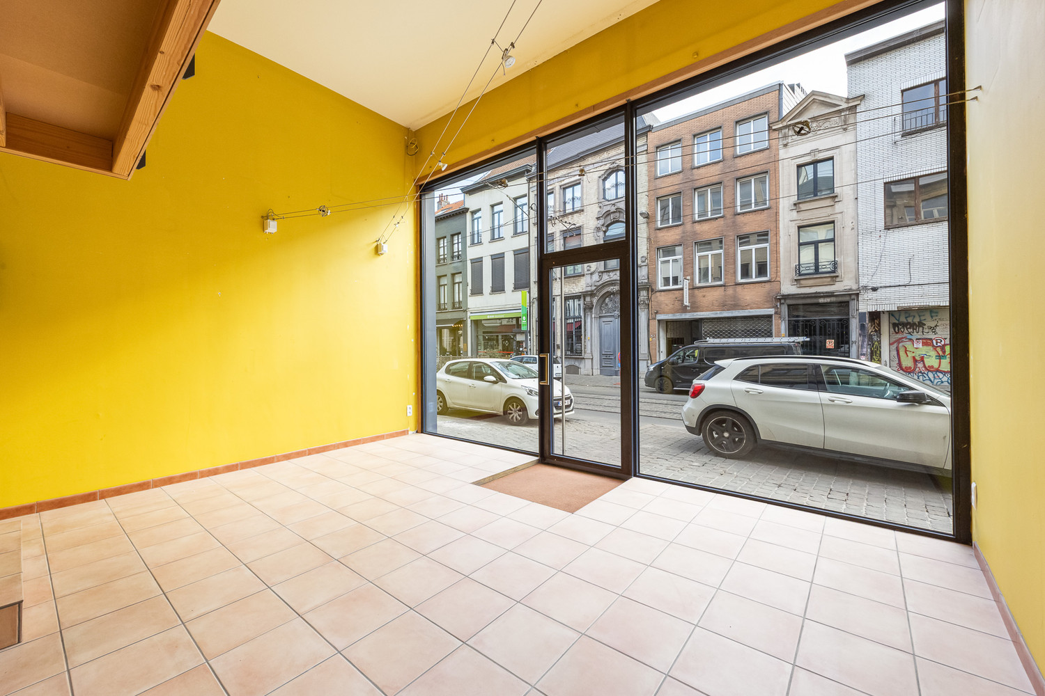 Veelzijdig opbrengsteigendom met aparte woongelegenheid en buitenruimte op A-locatie te Antwerpen met 2 aparte ingangen! - foto 3