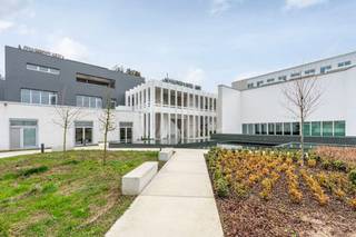 Hoogwaardig gerenoveerd kantoorcomplex van ca. 2.736 m² te huur op de Papyrus-site in Antwerpen. Flexibel indeelbaar en voorzien van...