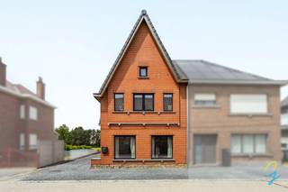 Op zoek naar een recent gerenoveerde woning met veel ruimte, licht en comfort? Dan is deze charmante halfopen bebouwing zeker een bezoek waard.<br /><br />Deze woning werd grondig gerenoveerd in 2020 en geniet van een aangename lichtinval dankzij de grote raampartijen. Op het gelijkvloers bevindt zich een praktische bureauruimte, ideaal voor thuiswerk of als hobbykamer. Verder biedt de woning een ruime leefruimte met open, volledig ingerichte keuken. Vanuit de keuken geniet u van een prachtig uitzicht op de omliggende groene velden, wat zorgt voor een unieke woonbeleving.<br /><br />Aansluitend aan de keuken bevindt zich een grote berging die niet alleen extra opslagruimte biedt, maar ook plaats voorziet voor een wasmachine en droogkast.<br /><br />Via de trap bereiken we de eerste verdieping, waar zich twee volwaardige slaapkamers bevinden. De moderne badkamer is uitgerust met alle hedendaagse comfort.<br /><br />De zolderverdieping biedt tal van mogelijkheden en kan eenvoudig verder afgewerkt worden tot een derde slaapkamer. Bovendien werd hier reeds ruimte voorzien voor een tweede badkamer met ligbad, waardoor deze verdieping perfect kan worden ingericht als een volwaardige master suite.<br /><br />Extra troeven:<br /><br />- Veel natuurlijke lichtinval<br />- Praktische bureauruimte<br />- Volledig ingerichte open keuken<br />- Rustig uitzicht op groene velden<br />- Voorziening voor een tweede badkamer op zolder<br />- Asbestveilig<br />- EPC-label B<br /><br />Een ideale woning voor wie op zoek is naar ruimte, comfort en een energiezuinige thuis in een groene omgeving.<br />Mis deze unieke kans niet! Neem vandaag nog contact op voor meer informatie of een bezichtiging in te plannen.<br />Contacteer Ruben op 0479/ 03 90 17 of mail naar ruben@cornelis-goeman.be