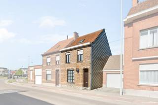 Instapklare woonst bestaande uit: inkomhal, woonkamer - salon met aansluitende keuken met ontbijthoek, hal, toilet en slaapkamer. Kelder.Op de...