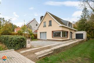 Op een uitstekende locatie te Heist-op-den-Berg bevindt zich deze leuke deels gerenoveerde woning op een perceel van 1200 m². U geniet hier van...