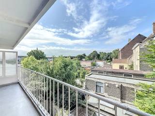 BEZOEK? Contacteer ons op het nummer 09.225.00.78. Dit appartement beschikt over een ruime leefruimte van 23 m². De keuken is uitgerust met een...
