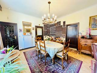 Op zoek naar een centraal gelegen appartement maar op een rustige locatie? Dan is dit appartement met zicht op het park misschien wel wat u zoekt. <br />Ideaal voor eigen bewoning of als investering. <br />Alle nutsvoorzieningen zoals winkels, scholen, openbaar vervoer, ... zijn op wandelafstand te bereiken. Bovendien geniet u van een vlotte verbinding richting kust en binnenland. <br /><br />Het appartement is ingedeeld als volgt: <br />Ruime voorplaats die perfect voor meerdere doeleinden ingezet kan worden, woonkamer, keuken, 2 slaapkamers met toegang tot het terras, badkamer en berging. <br />Verder is er bij het appartement een garagebox inbegrepen in de prijs. <br />(Terras aan de slaapkamers niet zichtbaar op de foto's) <br /><br />Maakt u binnenkort uw thuis van dit appartement of verhuurt u liever verder? <br />Contacteer Bonne Vastgoed voor een bezoek via: 050/73.73.73 of via info@bonnevastgoed.be
