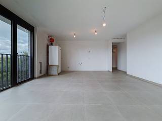 <h1><span>Nieuwbouwappartement in de residentie 'Kasteelvijver' te Langemark.</span></h1><h1><span> </span></h1><h1><span>Dit appartement bevindt zich op de </span><span>tweede verdieping</span><span> en beschikt over een </span><span>bewoonbaar oppervlakte</span><span> van </span><span>69.63m² </span><span>en een </span><span>terras</span><span> van </span><span>6.17m²</span><span>.</span></h1><h1><span> </span></h1><h1><span>Indeling:</span></h1><h1><span>inkomhal </span><span>met </span><span>apart toilet</span><span>, </span><span> open keuken</span><span> (keuken nog vrij te kiezen bij keukenbouwer aangeduid door bouwheer met een vaste handelswaarde), </span></h1><h1><span>lichtrijke </span><span>leefruimte</span><span> die directe toegang biedt tot het </span><span>terras </span><span>met prachtig zicht</span><span>.</span></h1><h1><span>Badkamer</span><span> met inloopdouche en dubbele lavabo en </span><span>ruime slaapkamer.</span></h1><h1><span> </span></h1><h1><span>Er is tevens een </span><span>kelderberging</span><span> bij te kopen, alsook mogelijkheid tot aankopen van </span><span>ondergrondse staanplaats.</span></h1><h1><span> </span></h1><h1><span>De </span><span>warmwaterproductie</span><span> en de </span><span>vloerverwarming</span><span> zal opgewekt worden door een bodem/water </span><span>warmtepomp met ingebouwde boiler.</span><span> De warmte wordt uit de grond gehaald via </span><span>geothermie.</span></h1><h1><span>Doorheen het appartement is er </span><span>ventilatiesysteem D </span><span>(mechanische toevoer en afvoer) voorzien.</span></h1><h1><span>Het appartement beschikt tevens over</span><span> zonnepanelen</span><span> (760Wp) wat het bovendien uiterst zuinig maakt</span></h1>