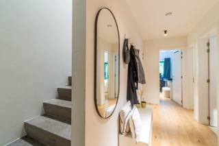 Un bâtiment entièrement rénové et contemporain, situé en plein centre-ville, à proximité de la gare, avec vue sur le parc de la ville de Halle.<br />Il se compose de :<br />Au rez-de-chaussée : hall d'entrée (6,03 m²), local technique/buanderie (4,27 m²), WC avec lavabo (1,12 m²),2 chambres (10,96 m² et 6,90 m²), salle de bains (4,10 m²) équipée d'une baignoire avec douche et d'un lavabo.<br />Au premier étage :<br />spacieux séjour ouvert avec salle à manger et cuisine équipée (41,33 m²) comprenant un évier, une plaque de cuisson, une hotte, un four combiné, un réfrigérateur et un lave-vaisselle,<br />terrasse attenante (8,24 m²).<br />En outre : une place de parking extérieure.<br />Menuiseries extérieures en aluminium avec double vitrage.<br />Chauffage par pompe à chaleur (DAIKIN).<br />Parquet – panneaux solaires – système de ventilation (ZEHNDER COMPAIR Q).<br />Raccordements aux réseaux : eau et électricité.<br />Actuellement loué. Aucune charge commune.<br />Surface brute habitable : 120 m² (selon le certificat PEB). <br />Référence cadastrale : n° H90/R6/P000.<br />PEB : 25 kWh/m²/an – UC : 2406041.