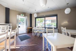 Bent u op zoek naar een karaktervolle locatie voor uw horecazaak, koffiebar, lunchconcept of trendy handelsactiviteit? Dan biedt dit commerciële gelijkvloers met terras (!!) aan de Eksterlaar 47 te Deurne een unieke opportuniteit.<br /><br />Gelegen op een opvallende hoeklocatie geniet het pand van een uitstekende zichtbaarheid en een constante passage van buurtbewoners, wandelaars en fietsers. De omgeving staat bekend als één van de meest charmante en levendige buurten van Deurne, waar stedelijke dynamiek en een groene leefomgeving elkaar perfect aanvullen.<br /><br />De onmiddellijke nabijheid van het Boekenbergpark, het Te Boelaarpark en het Rivierenhof zorgt voor een aantrekkelijke mix van bewoners, gezinnen en recreanten die de buurt dagelijks tot leven brengen. De wijk Eksterlaar en de aangrenzende Unitasbuurt genieten bovendien een uitstekende reputatie dankzij hun gezellige sfeer, groene karakter en sterke lokale verankering.<br /><br />Gemeenschappelijke kosten: €120/maand (provisie verwarming)<br /><br />Troeven:<br />- Commercieel gelijkvloers op prominente hoeklocatie met terras (!!)<br />- Nabij Boekenbergpark, Rivierenhof en diverse groene recreatiezones<br />- Omgeven door een sterk lokaal bewonerspubliek<br />- Ideaal voor horeca of commerciële invulling<br />- Onmiddellijk beschikbaar<br /><br />Voor meer informatie kan u steeds contact opnemen met One vastgoed!