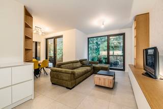 <p>Modern appartement in residentie Mirab'eau in Hamme te koop, rustig gelegen aan de oevers van de Durme en vlak bij het centrum.</p>
<p>Deze mooi afgewerkte en gemeubelde serviceflat uit 2024 combineert comfortabel wonen met uitgebreide faciliteiten voor senioren (65+). Het appartement geniet van een unieke ligging aan het water, naast de visput, en beschikt over een groot terras waar je in alle rust kan genieten van de groene omgeving. Residentie Mirab'eau biedt woonassistentie en tal van gemeenschappelijke voorzieningen zoals een fitnessruimte, biljartgelegenheid, cafetaria met ruim terras, kapsalon, wassalon en vuilnislokaal. Dankzij de centrale ligging bevinden winkels, openbaar vervoer en belangrijke invalswegen zich vlakbij.</p>
<p>Er is ook mogelijkheid tot aankoop van een staanplaats in de ondergrondse garage.</p>
<p>Belangrijkste ruimtes:<br />• Lichtrijke woonkamer met aangename leefruimte en toegang tot het terras<br />• Open keuken uitgerust met keramische kookplaat, combi-oven, koelkast, diepvries, vaatwasser en dampkap<br />• Slaapkamer met ingebouwde kasten<br />• Badkamer met douche, toilet en enkele wastafel<br />• Groot terras met uitzicht op het water en de groene omgeving</p>
<p>Troeven:<br />• Gemeubelde serviceflat in residentie Mirab'eau voor senioren (65+)<br />• Rustige ligging aan de oevers van de Durme, naast de visput<br />• Uitgebreide faciliteiten zoals woonassistentie, fitness, cafetaria en kapsalon</p>
<p>Neem vandaag nog contact op met je ERA-makelaar voor een bezoek. JOUW DROOMAPPARTEMENT. ZO GEVONDEN!</p>