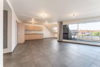 Roeselare-stadskern. Recent en prachtig tweeslaapkamerappartement gelegen op de 2de verdieping. Kleine residentie. Op wandelafstand van alles...