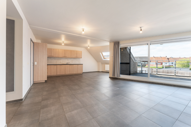 Roeselare-stadskern. Recent en prachtig tweeslaapkamerappartement gelegen op de 2de verdieping. Kleine residentie. Op wandelafstand van alles. Unieke vergezichten ! - foto 2