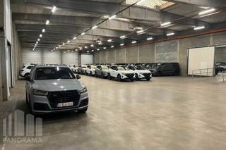 <strong>8.037 m² magazijn</strong> met <strong>406 m² kantoren</strong> en<strong> 243 m² archiefruimte </strong>te huur<br /><br />Dit ruime magazijn is uitstekend gelegen aan het knooppunt E34 & E17 en geniet van een vlotte verbinding naar Antwerpen, Gent en het Waasland.<br /><br />De magazijnruimte beschikt over een <strong>vrije hoogte van 6 m</strong>, meerdere <strong>laadkades en sectionale poorten</strong>, lichtstraten voor extra daglicht, <strong>LED-verlichting</strong> en een gepolierde betonvloer. Vooraan het gebouw is er ruime parkeergelegenheid beschikbaar. De kantoren op de eerste verdieping zijn instapklaar, voorzien van gasverwarming, een eetplaats met ingerichte kitchenette en LED-verlichting.<br /><br />Bovendien kan het pand opgesplitst worden in twee afzonderlijke units, waardoor het pand ideaal is voor bedrijven die flexibiliteit en schaalbaarheid zoeken.<br /><br />Beschikbaar<strong> vanaf juni 2026,</strong> combineert een strategische ligging met hoogwaardige afwerking.<br /><br />Contacteer PANORAMA B2B voor bijkomende informatie of een vrijblijvend plaatsbezoek<strong> </strong>via <strong>0477 91 10 00</strong>