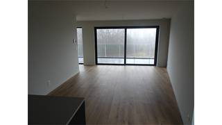 <p>Een mooi afgewerkt nieuwbouwappartement op de tweede verdieping bestaande uit een woonkamer, ingerichte keuken, 2 slaapkamers, badkamer, bergplaats/wasplaats, 2 terrassen, lift, carport. Het betreft een BEN appartement (zeer energiezuinig). Het appartement is voorzien van zonnepanelen. </p>