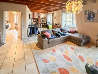 Dit ruime en lichtrijke appartement combineert comfort, energiezuinig wonen en een topligging. De aangename woonkamer geniet van veel natuurlijk licht en biedt een mooi uitzicht op de Markt van Wetteren. Met 2 volwaardige slaapkamers en een EPC-gunstige warmtepomp met airco leef je hier het hele jaar door comfortabel. Zo is er verkoeling in de zomer en een gezellige warmte in de winter.<br />Gelegen pal in het centrum van Wetteren, met winkels, horeca en het station op wandelafstand. Het gebouw beschikt over een lift en telt rustige buren, wat zorgt voor een aangename woonomgeving. Parkeermogelijkheden zijn ruim aanwezig, zowel op de parking van de Rode Heuvel als op de markt. Extra troef: de Schelde ligt vlakbij voor prachtige wandelingen, en naast het gebouw bevindt zich een publieke tuin waar je even kan ontspannen.<br /><br />De indeling is als volgt: inkom met apart toilet, woonkamer, keuken, 2 slaapkamers, badkamer en een terras<br /><br />Adres: Markt 21 bus 31 - 9230 Wetteren<br />Huurprijs: €850/maand + €50 voorschot water<br />Beschikbaar vanaf 1 maart 2026<br />EPC: 206kWh/m²/jaar