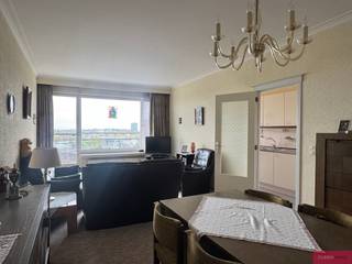 <p><span>Functioneel appartement op de 9de verdieping met panoramisch uitzicht en twee terrassen!</span></p><p><span>Op zoek naar een appartement met potentieel en een prachtig uitzicht? Dit appartement op de 9de verdieping biedt dankzij de ligging aan zowel de voor- als achterzijde een panoramisch zicht vanuit verschillende kamers en vanaf beide terrassen. Mits renovatie kan u hier een aangename woonst creëren, volledig naar eigen smaak en wensen. De praktische indeling omvat een inkomhal met vintage ingemaakte kasten en veiligheidsdeur, een afzonderlijk gastentoilet en een ruime leefruimte van ca. 30 m² met schuifraam naar het eerste terras. De afzonderlijke keuken is voorzien van opbergkasten. Verder beschikt het appartement over een badkamer met ligbad, wastafel en aansluiting voor een wasmachine, evenals twee slaapkamers. De grootste slaapkamer biedt rechtstreeks toegang tot het tweede terras. Een private kelderberging zorgt voor extra praktische opbergruimte. Ook de ligging is een troef: winkels en openbaar vervoer bevinden zich in de directe nabijheid, met bovendien een vlotte verbinding richting Antwerpen en Brussel. Een interessante opportuniteit voor wie op zoek is naar een appartement met een functionele indeling, een uniek uitzicht en tal van mogelijkheden om er een eigen thuis van te maken.</span></p>