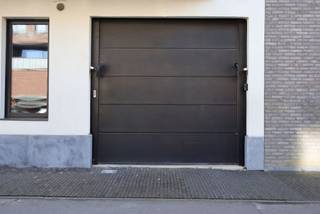 <p><span>Ondergrondse autostaanplaatsen, zowel afzonderlijk als in meerdere beschikbaar. Deze plaatsen bieden een veilige en beschermde omgeving voor uw voertuig(en), zodat u zich geen zorgen hoeft te maken over weersinvloeden.</span></p><p><span>De autostaanplaatsen zijn eenvoudig bereikbaar en maken deel uit van een goed onderhouden complex, wat extra gemoedsrust geeft. Ze zijn ideaal voor bewoners die hun wagen dicht bij huis willen parkeren of voor investeerders die op zoek zijn naar een stabiele en praktische belegging.</span></p><p><span>Bovendien kan je als investeerder een bruto rendement bekomen van 4,56%.</span></p><p><span>Belangrijkste kenmerken:</span></p><ul><li><span>Ondergrondse ligging, beschermd tegen regen, sneeuw en zon</span></li><li><span>Individueel te koop of meerdere plaatsen samen beschikbaar</span></li><li><span>Goede toegankelijkheid</span></li><li><span>Complex met gecontroleerde toegang</span></li><li><span>Geschikt voor bewoners en investeerders</span></li></ul><p><span>Neem contact op voor meer informatie of een bezichtiging. Mis deze kans niet om uw voertuig veilig te parkeren of uw investeringsportefeuille uit te breiden!</span></p><p><span> </span></p>