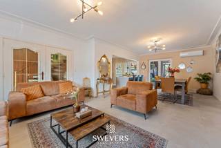 Interesse? Meer informatie op www.SWEVERS.be. - Deze ruime woning aan Koosterstraat 12 in Alken combineert comfort, ruimte en energiezuinigheid. De woning uit 1971 werd in 2025 volledig gerenoveerd met nieuwe ramen, moderne keuken en badkamers, warmtepomp en zonnepanelen.<br /><br />Het huis beschikt over een lichtrijke leefruimte (31 m²), een praktische keuken (16 m²), vijf volwaardige slaapkamers (14–17 m²) en twee moderne badkamers. Extra praktische troeven zijn een kruipkelder, een vrijstaande garage (24 m²), ruime bergruimtes en een zuidoostelijk georiënteerde tuin van 5a 96ca.<br /><br />Dankzij de EPC-score B, warmtepomp, zonnepanelen en airco in elke kamer is de woning energiezuinig en toekomstgericht. De ligging biedt rust, maar scholen, winkels en snelweg zijn dichtbij, waardoor wonen hier zowel comfortabel als bereikbaar is. Bel ons vandaag nog voor een persoonlijke rondleiding. Wij van Swevers Real Estate helpen je maar al te graag verder. tel. 011 255 155. Bron bewoonbare oppervlakte: EPC-verslag.