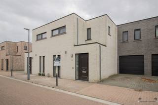 <p><span>Rustig gelegen woning met 3 slaapkamers en inpandige garage op 223 m².</span><span> </span></p><p><span> </span></p><p><span>Gelijkvloers</span><span>: </span></p><p><span>Inkomhal met apart toilet (met handenwasser) en vestiaire. </span></p><p><span>Woonkamer van 28 m² op keramische tegel. </span></p><p><span>Open keuken voorzien van: </span></p><p><span>- keramische kookplaat </span></p><p><span>- dampkap </span></p><p><span>- vaatwasmachine </span></p><p><span>- koelkast </span></p><p><span>- combi: oven en microgolfoven </span></p><p><span>- enkele spoelbak </span></p><p><span>Berging van 4 m² onder de trap. </span></p><p><span> </span></p><p><span>Inpandige garage van 21 m² met kantelpoort. </span></p><p><span> </span></p><p><span>1ste verdieping</span><span>: </span></p><p><span>Nachthal met apart toilet. </span></p><p><span>3 slaapkamers, allen op laminaat, van respectievelijk 14 m² (voorzien van ingemaakte kast), 11 m² en 9 m². </span></p><p><span>Badkamer van 10 m² op keramische tegel met: </span></p><p><span>- ligbad </span></p><p><span>- inloopdouche </span></p><p><span>- dubbele wastafel </span></p><p><span>Wasplaats op keramische tegel. </span></p><p><span> </span></p><p><span>Zuid-West-geicht terras van 14 m². </span></p><p><span> </span></p><p><span>Tuinhuis voorzien van o.a. overdekt terras. </span></p><p><span> </span></p><p><span>BIJZONDERHEDEN: </span></p><p><span>Automatische rolluiken. </span></p><p><span>Extra parkeerplaats voor de garage. </span></p><p><span> </span></p><p><span>Stedenbouwkundige inlichtingen: vergunning aanwezig, verkavelingsvergunning, geen voorkooprecht, geen maatschappelijke herstelmaatregel opgelegd, woongebied. </span></p>
