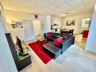 Dit gemeubeld en instapklaar appartement, recent opgeleverd in 2014, bevindt zich op de 4de verdieping in de perfect onderhouden residentie...