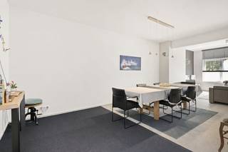 Dit gelijkvloers appartement in Heist-aan-Zee biedt met een oppervlakte van liefst 101m² een unieke kans. Gelegen in de Hermans-Lybaertstraat, geniet u hier van een centrale ligging nabij het nieuwe project Hoost. Deze locatie in Heist biedt de rust van Heist doch dichtbij de winkels, het strand en openbaar vervoer te zijn.<br /><br />Dit vastgoed is door zijn indeling en royale oppervlakte uitermate geschikt voor wie een appartement  wil kopen voor zowel permanente bewoning, tweede verblijf of investering. Naast de lichtrijke en grote ruimtes beschikt het appartement over een privatieve koer met toegang tot de garagebox.<br /><br />Indeling:<br />- ruime leefruimte en woonkamer<br />- lichtrijke geïnstalleerde keuken met toegang tot terras<br />- toilet met toegang tot ruime kelder<br />- eerste slaapkamer<br />- vernieuwde badkamer met bad, douche en toilet<br />- dressing<br />- ruime tweede slaapkamer<br />- afgesloten garagebox<br /><br />Dankzij de combinatie van een grote oppervlakte en de optie om de garagebox mee aan te kopen, is dit een zeldzaam aanbod. <br /><br />Bent u op zoek naar vastgoed aan de kust?<br /><br />Ideaal aanbod voor wie op zoek is naar een appartement te Knokke-Heist.<br />Wenst u meer informatie of een bezoek? Neem gerust contact op met onze vastgoedexpert Arne Reubens via +32 472 186 304 of arne.reubens@dewaele.com<br /><br />Bestuursmaatregelen in het maatregelenregister: in aanvraag