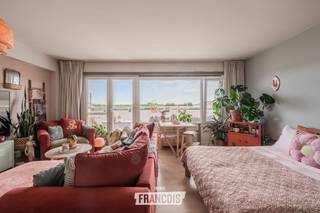 Deze ruime en volledig instapklare gelijkvloerse studio is rustig gelegen aan de achterzijde van de residentie in de Parklaan in Westende Bad. Dankzij de ligging aan de zonnekant geniet u van een aangenaam ruim terras met open zicht, terwijl u zich toch op wandelafstand van het centrum en de zeedijk bevindt.<br /><br />De studio beschikt over een praktische en lichtrijke indeling, waardoor ze zowel ideaal is als tweede verblijf, investering of vaste woonst.<br /><br />Bovendien is de elektriciteit conform en geldt er geen renovatieverplichting, zodat u zonder bijkomende zorgen kunt genieten van uw aankoop.<br /><br />Een extra troef zijn de twee privatieve kelderbergingen, die zorgen voor heel wat bijkomende opbergruimte.<br /><br />Voor meer informatie of een bezoek kunt u contact opnemen met Inti via inti@immofrancois.be of 0499 74 89 74.<br /><br />