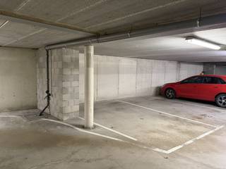 Deze autostaanplaats (P15) is bereikbaar via de Antwerpsesteenweg of de Zuid-Australiëlaan, nabij het station van Lier. <br /><br />De inrit beschikt over een elektrische poort. Deze kan open door middel van een afstandsbediening. <br /><br />Heeft u interesse deze autostaanplaats? Contacteer ons gerust voor meer informatie via 03 337 50 70 of info@vbvastgoed.be.