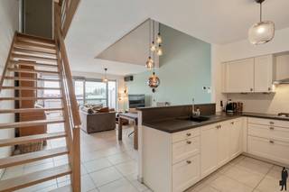 <strong>Ruim en energiezuinig duplex appartement met 3 slaapkamers – Picoloplein, Stabroek</strong><br />Dit ruime en energiezuinige duplex appartement (EPC-label A) met 3 slaapkamers bevindt zich op een <strong>toplocatie </strong>aan het Picoloplein te Stabroek, met alle voorzieningen op wandelafstand. Dankzij de doordachte indeling en hoogwaardige afwerking biedt dit appartement een optimaal wooncomfort.<br /><br />Indeling<br /><span>Eerste verdieping</span><br />- Inkomhal met <strong>vestiairekast </strong>en <strong>gastentoilet </strong>met handwasser<br />- <strong>Ruime leefruimte </strong>met eet- en zithoek, voorzien van <strong>vide </strong>voor een extra open en lichtrijk gevoel, uitgerust met <strong>airconditioning/lucht-warmtepomp</strong><br />- <strong>Open keuken</strong> met alle hedendaagse toestellen<br />- Praktische berging<br />- Wasplaats met aansluiting voor wasmachine en droogkast (eventueel in te richten als 4de slaapkamer)<br />- Groot <strong>zuidoost georiënteerd</strong> terras (ca. 25 m²), bereikbaar via een <strong>groot schuifraam</strong> in de leefruimte<br /><strong><br /></strong><span>Tweede verdieping</span><br />- Ruime nachthal met toegang tot de<strong> 3 slaapkamers</strong><br />- Slaapkamer 1: ca. 13 m², voorzien van airconditioning<br />- Slaapkamer 2: ca. 8 m², voorzien van airconditioning<br />- Slaapkamer 3: ca. 8 m²<br />- Badkamer met <strong>dubbele wastafel</strong> en <strong>inloopdouche</strong><br />- Apart toilet<br /><br /><strong>Extra troeven<br /></strong>- Ondergrondse autostaanplaats met afgesloten berging verplicht bij aan te kopen (€ 20.000,-)<br />- Algemene kosten: € 144/maand (inclusief syndicus, blokpolis, onderhoud, spaarfonds)<br />- 3 lucht-warmtepompen (koelen en verwarmen)<br />- Nest-thermostaat<br />- Lift in het gebouw<br />- Energiezuinig: EPC-label A (85 kWh/m²jaar)<br />- Centrale ligging met winkels, scholen en openbaar vervoer in de onmiddellijke nabijheid