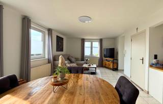 Te koop: appartement met terras<br /><br />Adres: Grotestraat 172A, 3631 Boorsem<br /><br />Dit verzorgd appartement op de eerste verdieping is rustig gelegen in Boorsem, een deelgemeente van Maasmechelen. Dankzij de ruime indeling, het aangename terras, de grote zolderruimte en de aparte garagebox biedt dit appartement zeer veel comfort. Winkels, scholen en verbindingswegen bevinden zich in de nabije omgeving.<br /><br />Indeling:<br /><br />Bij het betreden van het appartement komt u terecht in de inkomhal, die u rechtstreeks leidt naar de open leefruimte met aansluitend de keuken.<br /><br />Aan de voorzijde van het appartement, aan de straatzijde, is er een extra hal die toegang geeft tot het aangename terras. Langs deze hal is er tevens een apart toilet voorzien.<br /><br />Aan de achterzijde van het appartement bevinden zich twee ruime slaapkamers, een badkamer en een praktische wasplaats.<br /><br />Daarnaast beschikt het appartement over een extra grote zolderruimte met vaste trap, ideaal voor het opbergen van extra spullen en materiaal.<br /><br />Buiten beschikt het appartement over een afzonderlijke garagebox. Hier kan u uw wagen parkeren en geniet u van bijkomende opbergruimte. Daarnaast zijn er op het perceel tal van parkeermogelijkheden.<br /><br />Het appartement beschikt over een EPC-label C.<br /><br />Vraagprijs: € 240.000,00<br /><br />Interesse in dit appartement? Neem gerust contact met ons op voor meer informatie of om een bezichtiging in te plannen.