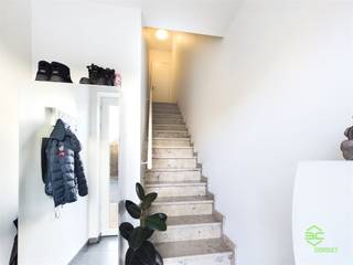 In Loksbergen, aan het voetbalplein, vinden we dit ruim en goed onderhouden appartement terug.Op wandelafstand is een kleuter- en basisschool...