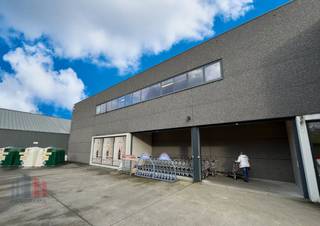 Dit kantoor is<strong> strategisch gelegen op slechts 500 meter van de afrit Melle van de R4.</strong> Dankzij de <strong>nabijheid van de E17, op ongeveer 2,5 km</strong>, is de locatie ideaal voor bedrijven die flexibiliteit en mobiliteit belangrijk vinden.<br />De locatie combineert een vlotte toegang met ruime parkeermogelijkheden op de site.<br /><br />Het kantoor met industriële look en feel, heeft een totale oppervlakte van<strong> 390 m², aangevuld met 183 m² opslagruimte</strong>, <strong>alsook een overdekt terras</strong>. De ruimte is ingericht met open werkplekken die flexibiliteit en efficiëntie ondersteunen.<br />Het kantoor is onmiddellijk beschikbaar.<br /><br />Voor meer informatie of een vrijblijvend bezoek, neem vandaag nog contact op met <strong>PANORAMA B2B GENT KANTOREN </strong>via <strong>09 225 09 02</strong>!<br /> 