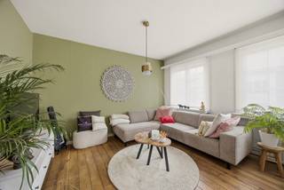<h3>Opbrengsteigendom met handelshuur én verhuurde duplex in Mariaburg</h3>
<p>In Mariaburg bevindt zich deze interessante opbrengsteigendom met een verhuurde handelsruimte op het gelijkvloers en een afzonderlijk verhuurde duplexwoning op de bovenverdiepingen. Een combinatie van commercieel en residentieel vastgoed met een <strong>totale contractuele basishuur van € 2.025 per maand</strong>.</p>
<p><strong>De vraagprijs van € 399.000 betreft uitsluitend het vastgoed. De uitbating en overname van broodjeszaak Babelle zijn niet inbegrepen in de verkoop. Babelle blijft als handelshuurder in het pand aanwezig.</strong></p>
<p><strong>Gelijkvloers – verhuurde handelsruimte Babelle</strong></p>
<p>Broodjeszaak Babelle is reeds meer dan 15 jaar een gevestigde waarde op deze locatie. De handelsruimte is verhuurd via een <strong>handelshuurovereenkomst van 9 jaar</strong>, gestart op <strong>01/10/2025</strong> en lopend tot <strong>30/09/2034</strong>. De contractuele huurprijs bedraagt <strong>€ 1.025 per maand</strong> en is indexeerbaar. </p>
<ul>
<li>Commerciële ontvangstruimte met vitrine en toonbank</li>
<li>Twee eetruimtes met samen ca. 45 m²</li>
<li>Keukenruimte van ca. 8 m²</li>
<li>Afzonderlijke toiletten voor dames en heren</li>
<li>Aangelegde tuin met kunstgras, zithoek en privacy</li>
</ul>
<p><strong>Eerste verdieping – verhuurde duplexwoning</strong></p>
<p>De duplexwoning beschikt over een aparte inkom en is sinds <strong>01/06/2026 verhuurd aan € 1.000 per maand + € 200 per maand voor water, gas en elektriciteit</strong>. De huurovereenkomst werd afgesloten voor één jaar en loopt tot <strong>31/05/2027</strong>, behoudens de contractuele mogelijkheden tot verlenging of opzegging. </p>
<ul>
<li>Inkomhal op parketvloer</li>
<li>Lichtrijke leefruimte met grote raampartijen, eetplaats en zithoek</li>
<li>Open keuken met gasvuur, oven, dampkap en voldoende werk- en kastruimte</li>
<li>Aansluitingen voor wasmachine en droogkast</li>
<li>Badkamer met inloopdouche, lavabo en modern tegelwerk</li>
</ul>
<p><strong>Tweede verdieping</strong></p>
<ul>
<li>Nachthal op laminaatvloer</li>
<li>Master bedroom van ca. 28 m² met ingemaakte kasten</li>
<li>Tweede slaapkamer van ca. 15 m², geschikt als slaapkamer, bureau of hobbyruimte</li>
<li>Apart toilet met handenwasser</li>
</ul>
<p><strong>Interessante combinatie van twee huurinkomsten</strong></p>
<p>De handelsruimte en duplexwoning vertegenwoordigen samen een <strong>contractuele basishuur van € 2.025 per maand of € 24.300 per jaar</strong>, exclusief de € 200 maandelijkse bijdrage voor de nutsvoorzieningen van de duplex. Een interessante opportuniteit voor wie op zoek is naar een opbrengsteigendom met zowel een commerciële als residentiële invulling in Mariaburg.</p>
<p><strong>Interesse? Bel ons op 03 535 12 75 voor meer informatie over de huurovereenkomsten, het pand of een bezoek ter plaatse.</strong></p>
<p><strong>BEWOONBARE OPPERVLAKTE:</strong> De vermelde “bewoonbare oppervlakte” is gebaseerd op de “bruikbare vloeroppervlakte” zoals vermeld in het EPC.</p>