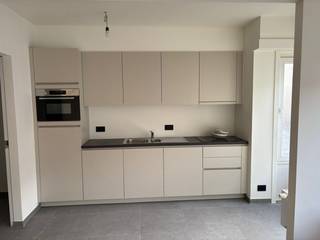 Deze vernieuwde bel-etage woning te Izegem bestaande uit: inkomhal met garage en ruime berging/wasplaats.<br /><br />Op de verdieping: hal met toilet en berging, lichtrijke woonkamer - salon met aanpalende ingerichte keuken en bijhorende berging/technische ruimte. Badkamer met inloopdouche en 2 slaapkamers. <br /><br />Tuin met terras.<br /><br />Troeven?<br /><br />+ Centrale verwarming op gas;<br />+ Centraal gelegen in Emelgem;<br />+ Onmiddellijk beschikbaar.<br /><br />De woning wordt nog volledig geschilderd.<br /><br />EPC label C