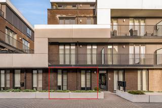 <strong>TE KOOP | Instapklaar gelijkvloers appartement in het centrum van Heist-op-den-Berg.</strong><br /><br /><strong>Comfortabel wonen op een toplocatie, met alle voorzieningen binnen handbereik!</strong><br /><br />Op zoek naar een instapklaar appartement op een centrale locatie?<br />Dit gelijkvloers appartement, gelegen aan de Postweg 25 bus 1 in Heist-op-den-Berg, combineert hedendaags wooncomfort met een uitstekende ligging.<br />Winkels, horeca en andere voorzieningen bevinden zich op wandelafstand.<br /><br /><strong>Indeling:</strong><br />Via de inkomhal kom je in de<strong> lichtrijke leefruimte met open keuken</strong>.<br />Verder omvat het appartement een <strong>praktische berging, een badkamer, een apart toilet en twee slaapkamers</strong>.<br />Aansluitend aan de leefruimte bevindt zich het <strong>terras</strong>.<br /><br /><strong>Er is een ondergrondse private autostaanplaats en een afzonderlijke kelderberging verplicht bij aan te kopen voor 25 000 EUR.</strong><br /><br /><strong>Technische kenmerken:</strong><br />Bouwjaar: 2013<br />Verwarming: centrale verwarming op aardgas<br />EPC: 118 kWh/m²/jaar | energielabel B<br /><br /><strong>Gemeenschappelijke kosten: ca. € 90 per maand.</strong><br /><br /><strong>Ontdek dit appartement online:</strong><br />Benieuwd naar de indeling en de mogelijkheden?<br />Bekijk de foto's en interactieve grondplannen op onze website.<br />🌐 www.wijns.be<br /><br /><strong>Interesse?</strong><br />Zie jij jezelf hier wonen?<br />Contacteer ons gerust voor meer informatie of een bezoek ter plaatse.<br />📞 0473/33 33 33<br />✉️ philip@wijns.be<br /><br />Misschien wordt dit wel jouw nieuwe thuis!