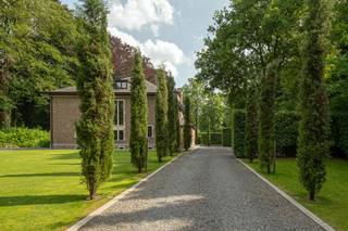Dans l'exclusif Schotenhof se trouve cette villa majestueuse et luxueusement rénovée sur un magnifique terrain d'environ 4 162 m². La propriété allie le charme d'une villa classique au confort et à la finition d'une rénovation totale contemporaine.<br /><br />La maison a été entièrement rénovée en 2022 et offre aujourd'hui une expérience de vie particulièrement élégante avec des volumes généreux, des matériaux de haute qualité, des accents chaleureux et une grande attention aux détails. L'allée longue, la verdure mature et l'emplacement discret procurent immédiatement une sensation exceptionnelle de calme et d'intimité.<br /><br />Rez-de-chaussée:<br />La villa accueille par un hall d'entrée impressionnant avec un sol en damier en pierre naturelle, de hauts plafonds et un escalier monumental. Les espaces de vie sont finis avec du parquet en chêne en point de Hongrie, des meubles sur mesure, un éclairage indirect et une cheminée élégante. De grandes baies vitrées apportent beaucoup de lumière et offrent une vue sur le jardin, la piscine et le poolhouse.<br /><br />À côté se trouvent une salle à manger élégante et une cuisine luxueuse avec un grand îlot de cuisine en pierre naturelle foncée, un grand mur d'armoires et des appareils intégrés.<br /><br />Premier étage:<br />Le vaste palier donne accès aux pièces privées. La chambre principale respire le calme et le confort et dispose d'une salle de bains luxueuse en pierre naturelle, d'une baignoire, d'une douche à l'italienne et de meubles sur mesure. En outre, il y a des chambres supplémentaires, une deuxième salle de bains et un espace supplémentaire pouvant servir de salon, de bureau, de dressing ou de chambre à coucher.<br /><br />Deuxième étage:<br />Sous le toit se trouve un étage supplémentaire complet avec chambre et salle de bains privative. Idéal comme étage d'invités, chambre d'adolescent, suite au pair ou espace principal supplémentaire.<br /><br />Sous-sol:<br />La villa est entièrement sous-solée et divisée en différents espaces pratiques, dont une salle technique, une buanderie et des espaces de rangement.<br /><br />Poolhouse:<br />À l'arrière du jardin se trouve un poolhouse moderne d'environ 100 m², entièrement orienté vers la piscine et le jardin paysager. Grâce aux grandes baies vitrées et à l'aménagement ouvert, l'intérieur et l'extérieur se fondent harmonieusement.<br /><br />Le poolhouse offre un espace polyvalent généreux avec des installations pour kitchenette et climatisation, et convient comme espace de détente, bureau, cabinet, salle de sport, logement pour invités ou logement pour personnes nécessitant des soins. À côté se trouve un espace bien-être avec sauna KLAFS, douche à l'italienne avec sunshower et toilettes séparées.<br /><br />Jardin et environnement extérieur:<br />Le terrain a été aménagé en tenant compte de la vie privée, du calme et de l'expérience. La maison dispose de nombreuses possibilités de stationnement, d'un garage double séparé, de terrasses généreuses, d'une piscine, d'une terrasse ensoleillée et d'un magnifique cadre verdoyant avec des arbres matures et des haies.<br /><br />Remarques:<br />- Situé dans l'exclusif Schotenhof sur environ 4 162 m²<br />- Rénovation totale en 2022<br />- Surface de plancher utilisable selon le certificat PEB: 440 m²<br />- Étiquette PEB C: 219 kWh/m² an<br />- Installation électrique conforme<br />- Entièrement sous-solée<br />- Finition luxueuse avec pierre naturelle, meubles sur mesure et parquet en chêne<br />- Piscine avec poolhouse moderne d'environ 100 m²<br />- Espace bien-être avec sauna KLAFS, sunshower et douche à l'italienne<br />- Convient pour profession libérale, logement pour personnes nécessitant des soins, bureau ou logement pour invités