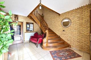 Te renoveren, ruime woning met 4 tot 5 slaapkamers op een mooi perceel van 1677 m²<br /><br />Deze royale woning met circa 360 m² woonoppervlakte (kelder exclusief) is rustig gelegen nabij het kanaal in Sint-Huibrechts-Lille. <br />Hoewel het bij deze ruwe diamant om een totaalrenovatie gaat , biedt ze tal van mogelijkheden. Ook ideaal als kangoeroewoning, of woning met praktijk aan huis…<br />De woning beschikt nog over een magazijn en grote veranda die voorheen als winkelruimte hebben gediend.<br />De verrassend grote tuin is achteraan omheind en heeft aan de linkerzijde nog een garage.<br /><br /><strong>INDELING:</strong><br /><strong>Kelder:</strong> Volledige kelder, bestaande uit hobbykamers en technische ruimte.<br /><strong>Gelijkvloers: </strong>Inkomhal, keuken met eethoek, royale leefruimte in L-vorm, achterinkom, wc, kamer met inpandig zwembad, veranda en magazijn achteraan.<br /><strong>Verdieping 1:</strong> Overloop 4 slaapkamers waarvan 1 met kitchenette en badkamer.<br /><strong>Verdieping 2: </strong>Ruime zolder voor extra slaapkamers bereikbaar via vaste trap.