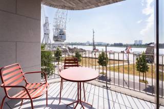 Gelegen op een absolute toplocatie aan de Rijnkaai naast het gekende Red Star Line Museum, geniet dit ruime en lichtrijke appartement van een unieke combinatie van comfort, ruimte en een prachtig frontaal zicht over de Schelde.<br /><br />Via de inkomhal, voorzien van een gastentoilet, komt u terecht in de royale leefruimte. Dankzij de grote raampartijen geniet deze ruimte van een overvloed aan natuurlijk licht en een aangenaam gevoel van openheid. De parketvloer zorgt voor een warme en elegante uitstraling. Aansluitend bevindt zich de moderne open keuken, uitgerust met kwalitatieve inbouwtoestellen en ontworpen als een volwaardig onderdeel van de leefruimte. Vanuit de leefruimte heeft u rechtstreeks toegang tot het terras, waar het frontale Scheldezicht voor een bijzonder aangename woonbeleving zorgt.<br /><br />Verder beschikt het appartement over een praktische berging met aansluitingen voor een wasmachine en droogkast.<br /><br />Aan de rustige achterzijde bevinden zich de drie slaapkamers. De ruime masterbedroom beschikt over rechtstreekse toegang tot een ensuite badkamer, uitgerust met een dubbele lavabo en een ruime inloopdouche. De twee overige kamers zijn flexibel in te richten als slaapkamer, bureau, dressing of hobbyruimte en delen een tweede badkamer met inloopdouche. Alle drie de kamers geven uit op het achterliggende, rustige terras, waardoor ook hier een aangename en serene woonomgeving wordt gecreëerd.<br /><br />Een ondergrondse autostaanplaats is bovendien bij te huren voor € 150 per maand.<br /><br />Huurprijs: 1.895 EUR/maand<br />Beschikbaarheid: onmiddellijk<br /><br />Interesse?<br />Contacteer LISTED voor een bezoek: +32 3 283 51 51.
