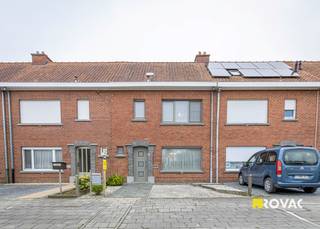 Deze rijwoning is gelegen vlakbij centrum Sint-Eloois-Winkel met zijn talrijke voordelen: school, winkels, horeca, supermarkt, ...De woning is vrij...