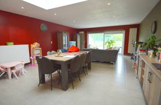 Gelegen op wandelafstand van het centrum, winkels en scholen in een rustige straat.<br /><br />Deze woning met een centrale ligging werd binnenin volledig tot in de puntjes vernieuwd met kwaliteitsmaterialen en een verregaande isolatie die resulteert in een sterke energiezuinigheid. <br /><br />Op het gelijkvloers de inkomhal die toegang geeft tot het apart toilet en de ruime handige berging. Aan woonruimte geen gebrek door de lichtrijke leefruimte met aansluitend de moderne keuken. Vanuit de leefruimte heeft u vol zicht op de tuin. Een handige kelder die dient als bergruimte is bereikbaar via de leefruimte.<br /><br />Op de eerste verdieping zijn er 2 ruime slaapkamers met daarnaast de vernieuwde schitterende badkamer met lavabo, inloopdouche en een tweede toilet.<br /><br />De zolderverdieping is toegankelijk via een vaste trap en werd volledig geïsoleerd.<br /><br />Deze topper spreekt u aan? Bel ons voor een afspraak ter plaatse op 056/44.03.69.<br /><br />Beschikbaarheid: 01/09/2026<br />Huurprijs: 875 EUR/maand<br />Adres: Walleweg 80, 8510 Bellegem<br />Onze referentie: DEV5093