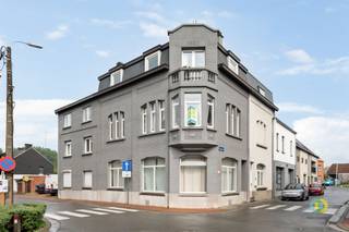 <p><span>Dans le quartier calme et verdoyant de Melsbroek, nous avons le plaisir de vous présenter cette propriété de rendement très bien entretenue, composée de trois unités résidentielles séparées, chacune avec son propre terrain extérieur.L'unité du rez-de-chaussée est actuellement enregistrée comme espace commercial, mais est en pratique louée comme un confortable appartement de deux chambres. Au premier et au deuxième étage se trouvent deux appartements spacieux avec deux chambres chacun : l'unité du premier étage mesure 115 m², celle du deuxième étage pas moins de 125 m².Cette propriété représente une opportunité unique pour les investisseurs à la recherche de rendements solides, mais séduit également les familles ou les couples qui souhaitent investir ensemble. Cette propriété représente une opportunité unique pour les investisseurs à la recherche d'un rendement solide, mais aussi pour les familles ou les couples qui cherchent à investir ensemble. Pensez aux frères et sœurs qui achètent ensemble et occupent chacun leur propre unité, ou à ceux qui aiment utiliser un appartement et louer ou vendre les autres unités.Un bonus supplémentaire : chaque unité dispose d'un espace de stationnement privé adjacent au bâtiment, où un espace est également prévu pour placer proprement les poubelles et garer les vélos en toute sécurité. En outre, chaque unité résidentielle dispose de son propre sous-sol, ce qui ajoute à son confort.Vous êtes à la recherche d'un investissement polyvalent et rentable offrant de nombreuses possibilités ? Dans ce cas, cette propriété vaut vraiment la peine d'être visitée !</span></p>