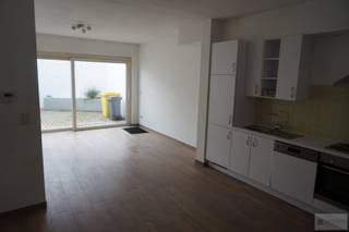<p>Charmante woning met 2 slaapkamers nabij centrum Turnhout!<br /><br />Deze rijwoning bestaat uit een ruime inkomhal, woonkamer met open keuken (voorzien van koelkast, oven en vaatwasmachine), badkamer (met douche, toilet en dubbele wastafel), berging (met aansluiting voor wasmachine), twee ruime slaapkamers, (berg)zolder en ruim terras achteraan.<br /><br />De huurprijs bedraagt 900 euro per maand. <br />Alle verbruik is individueel. <br /><br />De woning is beschikbaar vanaf 1 oktober 2026. <br /><br />De EPC-waarde bedraagt 123 kWh/m² (Label B)<br />Meer info vindt u op www.debaco.be of bel ons op 014/73.77.77 voor een bezoek ter plaatse!</p>