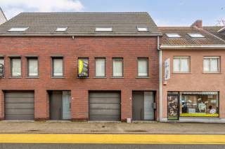 Deze ruime bel-etagewoning bevindt zich in het hart van Retie, op een steenworp afstand van de kerk, supermarkten, het openbaar vervoer en het levendige centrum.<br /><br />De woning staat op een mooi perceel van 331 m² en is bijzonder praktisch ingedeeld. <br />Indeling van de woning:<br /><br />Gelijkvloers &amp; Kelder: Via de inkomhal, waar zich ook een aparte wasplaats bevindt, betreedt u de woning. U beschikt over een uiterst ruime inpandige garage met plaats voor twee wagens, extra opbergruimte én directe toegang tot het terras en de tuin. Daarnaast is er ondergronds een kelder aanwezig die zorgt voor meer dan voldoende stockageruimte.<br /><br />Eerste verdieping: Hier bevindt zich een lichtrijke woonkamer die naadloos overgaat in de open, volledig ingerichte keuken (voorzien van een gaskookplaat). De leefruimte leent zich perfect voor gezellig wonen en vloeit sfeervol over in een lichte veranda. Vanuit de veranda — en via het lagergelegen terras — heeft u directe toegang tot de tuin. Zo is een aangenaam contact tussen binnen en buiten het hele jaar door gegarandeerd. Op deze verdieping is ook een apart gastentoilet aanwezig.<br /><br />Tweede verdieping: U vindt hier twee volwaardige slaapkamers. De achtergelegen slaapkamer biedt bovendien toegang tot een eigen, gezellig terras. Verder bevindt zich op deze verdieping een moderne badkamer, stijlvol uitgerust met een inloopdouche, toilet en een strak badkamermeubel.<br /><br />Zolder: De woning beschikt tot slot over een praktische, geïsoleerde bergzolder voor extra opslagruimte.<br /><br />Technische kenmerken &amp; Energie:<br /><br />EPC: Label A (86 kWh/m² jaar) – Zeer energiezuinig!<br /><br />Verwarming &amp; Klimaat: Verwarming via radiatoren op aardgas. De veranda is tevens voorzien van airconditioning (voor zowel koelen als warmen).<br /><br />Groene stroom: Volledig klaar voor de toekomst dankzij 18 m² zonnepanelen en een thuisbatterij met een opslagcapaciteit van 10 kWh.<br /><br />Kortom: Een ideale, instapklare woning met alle voorzieningen in het centrum van Retie, met als absolute kers op de taart de mogelijkheid om het buurpand erbij te betrekken voor een zorgwoning-concept.
