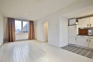 In een topstraat vlakbij het centrum van Mortsel maar toch rustig gelegen bevindt zich dit kleinschalig opbrengstgebouw met twee appartementen en...