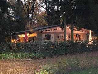 Op zoek naar een eigen vakantieverblijf op eigen grond, waar je op elk moment van het jaar kunt genieten van rust, natuur én een interessant verhuurrendement? Deze gezellige chalet in het Chaletpark van Zutendaal biedt het allemaal.
Het kleinschalige domein onderscheidt zich door zijn rustige karakter. Dit vakantiehuis (op eigen grond) is gelegen in de bossen van Belgisch Limburg.
De chalet én de grond zijn volledig in eigen bezit, waardoor je vrij bent om er zelf gebruik van te maken wanneer je maar wilt. Er is dus geen jaarlijkse huur. Bovendien is het pand bijzonder geliefd bij vakantiegangers, het hele jaar door.
Als opbrengsteigendom (toeristische verhuur) loopt de chalet momenteel zeer goed met een bezetting van 80%. De chalet kan verkocht worden met of zonder inboedel, dit is bespreekbaar. Domicilie is niet mogelijk.
De chalet bevindt zich op een ruim perceel van 3 are 72 centiare, met een ruim en gezellig terras met rondom verschillende gezellige zithoekjes waar je op elk moment van de dag kunt genieten. Bij de aanleg werd bewust ingezet op een optimale beleving van de middag- en avondzon. Dankzij de vele bomen geniet je daarnaast ook van voldoende schaduw, privacy en een heerlijk gevoel van rust. Er is een parkeerplaats naast de woning, op eigen perceel, aanwezig.
Binnenin beschikt de chalet over een aangename en ruime woon- en eetkamer met open keuken. Verder is er een aparte badkamer met douche en zijn er 2 slaapkamers, uitgerust met een tweepersoonsbed.
Alle nutsvoorzieningen werden vernieuwd in 2021. In 2023 werden nieuwe ramen geplaatst met dubbele beglazing. Deze woning is technisch professioneel onderhouden.
Kosten van de syndicus, voor het onderhoud van de algemene delen en voorschot op je eigen verbruik bedraagt €120/maand.
Een ideale opportuniteit voor wie op zoek is naar een eigen vakantieplek, een investering met direct rendement.