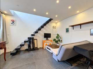 ETTERBEEK: We Invest biedt u deze mooie studio/duplex aan in uitstekende staat, ideaal gelegen vlakbij alle voorzieningen, het Jubelpark en de Europese Commissie.<br />Het appartement bevindt zich op de begane grond en is als volgt ingedeeld: een beveiligde inkomhal met gepantserde deur, een lichte woonkamer met een open, volledig ingerichte keuken, en een trap die naar de bovenverdieping leidt, waar zich het slaapgedeelte, een doucheruimte en een toilet bevinden.<br />De woning beschikt bovendien over toegang tot een grote binnenplaats aan de achterzijde van het gebouw, die een aangename buitenruimte biedt.<br />Elektriciteitscertificaat in orde<br />EPB: G<br />Een prachtige kans die u niet mag missen!<br />Info en bezichtigingen: +32 2 315 51 71<br />Meer exclusieve aanbiedingen op: www.weinvest.be